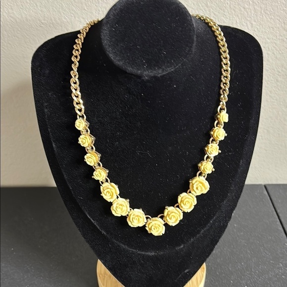 Source Unknown Jewelry - Vintage Carved Roses Elegant Gold Tone Rose Necklace​
